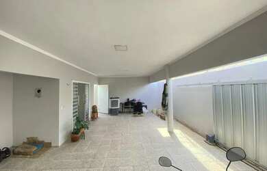 Imagem: A casa possui 3 Dormitórios, 2 Banheiros, 2 Vagas na garagem