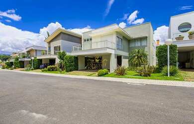 Imagem: A casa em condomínio possui 4 Dormitórios, 5 Banheiros, 2