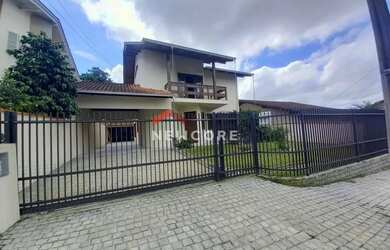 Imagem: A casa possui 4 Dormitórios, 4 Banheiros, 2 Vagas na garagem