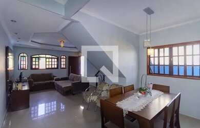 Imagem: A casa possui 3 Dormitórios, 3 Banheiros, 5 Vagas na garagem