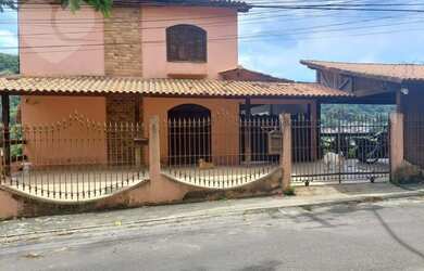 Imagem: A casa possui 5 Dormitórios, 3 Banheiros, 1 Vaga na garagem