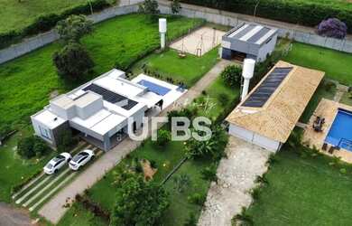 Imagem: A casa em condomínio possui 4 Dormitórios, 5 Banheiros, 2