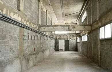 Imagem: O depósito possui 4 Vagas na garagem e 390m² de Área e está