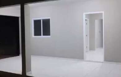 Imagem: A casa possui 4 Dormitórios, 2 Banheiros, Varanda e está