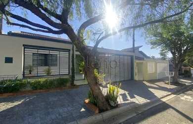 Imagem: A casa possui 3 Dormitórios, 3 Banheiros, 4 Vagas na garagem