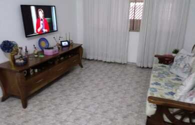 Imagem: A casa possui 3 Dormitórios, 1 Banheiro, 2 Vagas na garagem