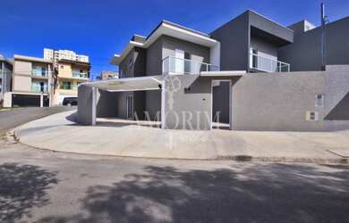 Imagem: A casa possui 3 Dormitórios, 2 Banheiros, 2 Vagas na garagem