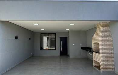 Imagem: A casa possui 2 Dormitórios, 1 Banheiro, 2 Vagas na garagem