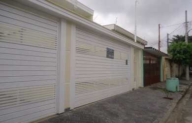 Imagem: A casa possui 3 Dormitórios, 1 Banheiro, 3 Vagas na garagem