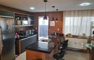 Imagem: A casa em condomínio possui 5 Dormitórios, 4 Banheiros, 3