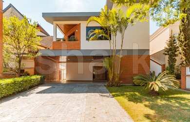 Imagem: A casa em condomínio possui 4 Dormitórios, 4 Banheiros, 480m²