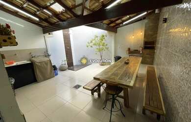 Imagem: A casa possui 3 Dormitórios, 3 Banheiros, 2 Vagas na garagem