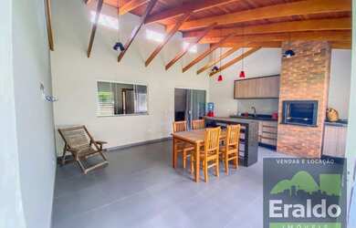 Imagem: A casa possui 2 Dormitórios, 1 Banheiro, 1 Vaga na garagem