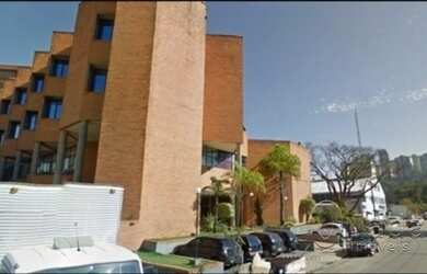 Imagem: O depósito possui 5 Vagas na garagem, 2.400m² de Área e