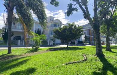 Imagem: A casa possui 4 Dormitórios, 5 Banheiros, 4 Vagas na garagem