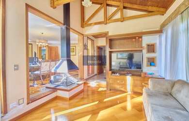 Imagem: A casa possui 4 Dormitórios, 5 Banheiros, 4 Vagas na garagem