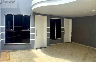 Imagem: A casa possui 3 Dormitórios, 2 Banheiros, 2 Vagas na garagem