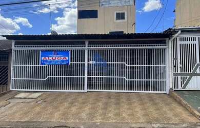 Imagem: A casa possui 3 Dormitórios, 1 Banheiro, 3 Vagas na garagem