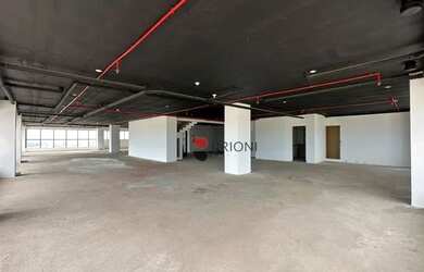 Imagem: O depósito possui 5 Vagas na garagem e 980m² de Área e está