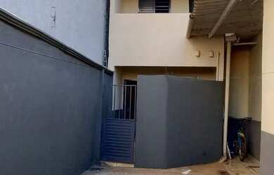 Imagem: A casa possui 2 Dormitórios, 1 Banheiro, 1 Vaga na garagem