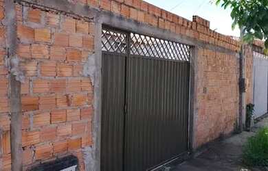 Imagem: A casa possui 2 Dormitórios, 1 Banheiro, 1 Vaga na garagem