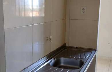 Imagem: A casa possui 2 Dormitórios e 1 Banheiro e está localizado