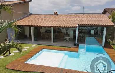 Imagem: A casa possui 4 Dormitórios, 4 Banheiros, 5 Vagas na garagem