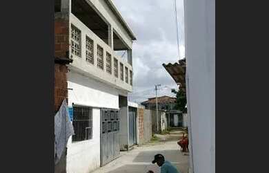 Imagem: A casa possui 4 Dormitórios, 2 Banheiros, 1 Vaga na garagem