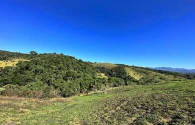 Imagem: O terreno à venda possui e está localizado em Centro, Arujá