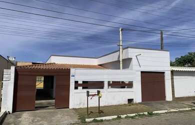 Imagem: A casa possui 4 Dormitórios, 2 Banheiros, 2 Vagas na garagem