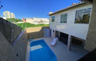 Imagem: A casa possui 4 Dormitórios, 5 Banheiros, 3 Vagas na garagem