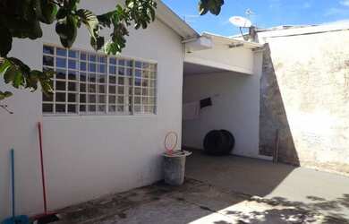 Imagem: A casa possui 2 Dormitórios, 1 Banheiro, 1 Vaga na garagem