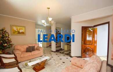 Imagem: A casa possui 4 Dormitórios, 4 Banheiros, 4 Vagas na garagem