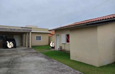 Imagem: A casa possui 3 Dormitórios, 1 Banheiro, 2 Vagas na garagem