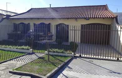 Imagem: A casa possui 4 Dormitórios, 4 Banheiros, 4 Vagas na garagem