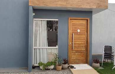 Imagem: A casa possui 3 Dormitórios, 2 Banheiros, 2 Vagas na garagem