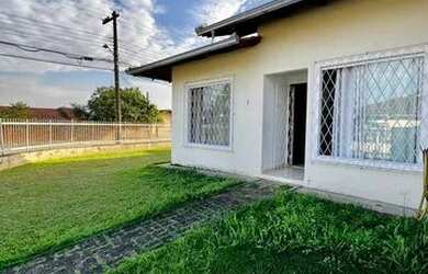 Imagem: A casa possui 2 Dormitórios, 1 Banheiro, 2 Vagas na garagem