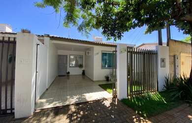 Imagem: A casa possui 2 Dormitórios, 1 Banheiro, 1 Vaga na garagem