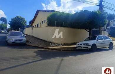 Imagem: O depósito possui 2 Vagas na garagem, 213m² de Área e está