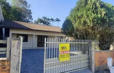 Imagem: A casa possui 3 Dormitórios, 1 Banheiro, 1 Vaga na garagem