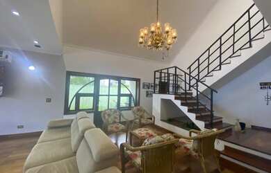 Imagem: A casa possui 4 Dormitórios, 5 Banheiros, 3 Vagas na garagem