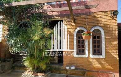 Imagem: A casa possui 2 Dormitórios, 3 Banheiros, 1 Vaga na garagem