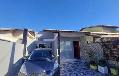 Imagem: A casa possui 3 Dormitórios, 2 Banheiros, 2 Vagas na garagem