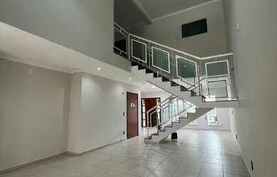 Imagem: A casa possui 3 Dormitórios, 5 Banheiros, 362m² de Área e