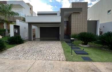 Imagem: A casa em condomínio possui 3 Dormitórios, 4 Banheiros, 4