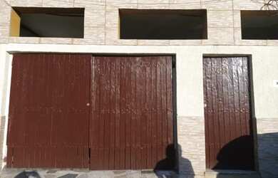 Imagem: A casa possui 2 Dormitórios, 2 Banheiros, 1 Vaga na garagem