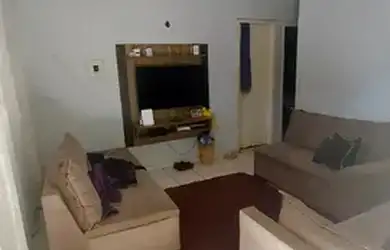 Imagem: A casa possui 3 Dormitórios, 1 Banheiro, 2 Vagas na garagem