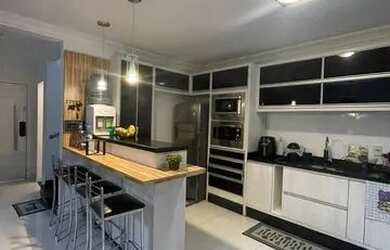 Imagem: A casa possui 2 Dormitórios, 3 Banheiros, 3 Vagas na garagem