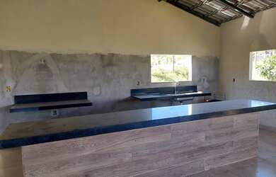 Imagem: A casa em condomínio possui 4 Dormitórios, 2 Banheiros, 400m²