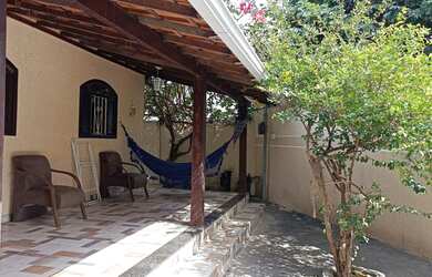 Imagem: A casa possui 3 Dormitórios, 2 Banheiros, 2 Vagas na garagem